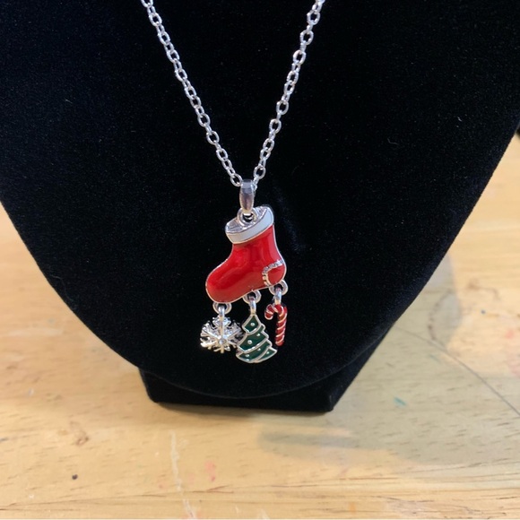 Avon Seasonal Shakes Red and Silvertone stocking Necklace NIB 2014 - Picture 7 of 7